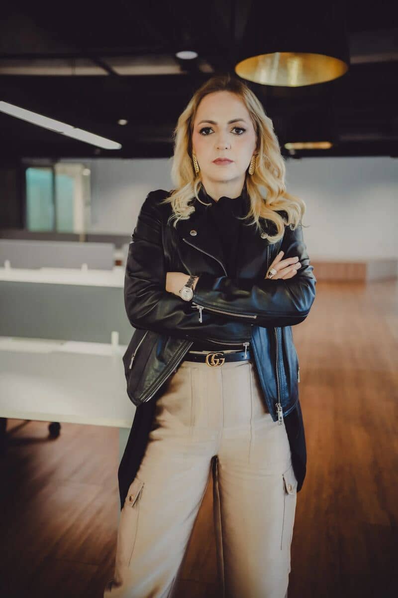 Paty Ivo de jaqueta de couro, braços cruzados