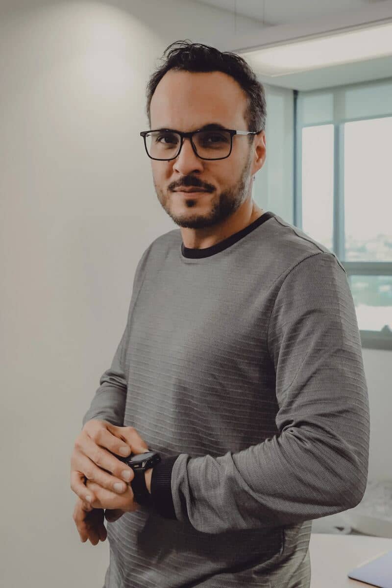 Fred Ivo de óculos, no escritório