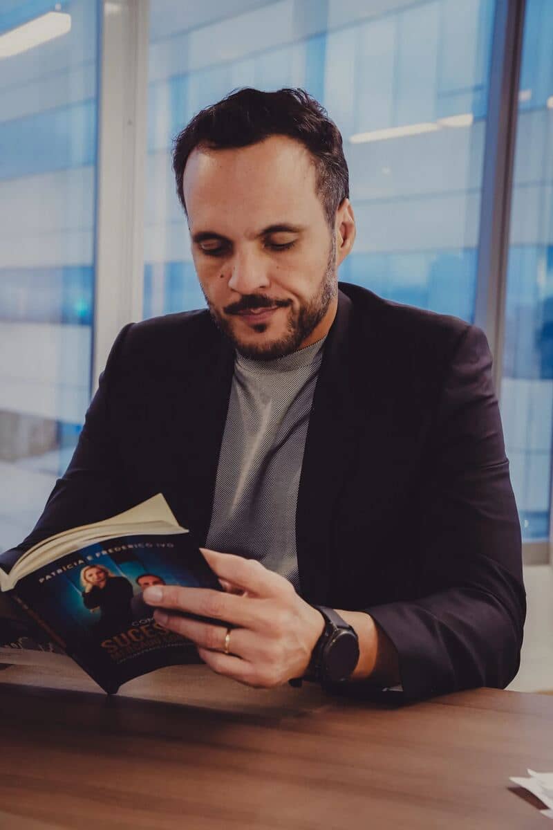Fred lendo um livro à mesa
